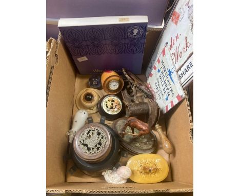 CARTON WITH A WEDGWOOD PLATE, GLASS PIG, VINTAGE METAL MARMALADE SLICER, 3 REPRO METAL SIGNS & OTHER BRIC-A-BRAC