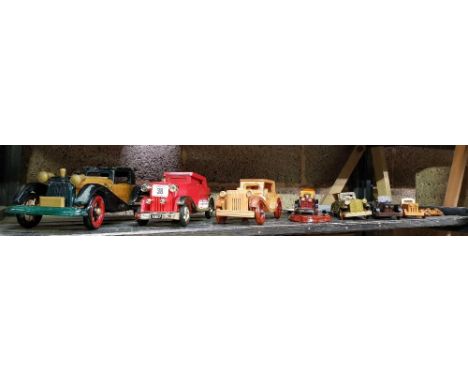 SHELF WITH 8 DECORATIVE VINTAGE CARS & 2 METAL TIN TRAYS