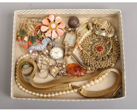 A quantity of mostly vintage good quality costume jewellery including yellow metal brooches, snake link necklace etc, along w