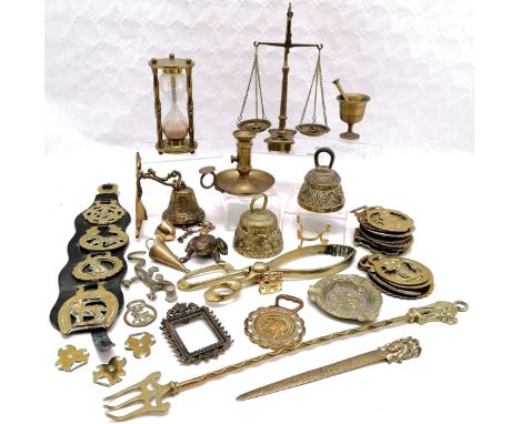 Collection of assorted brassware to include horse brasses, small scales and weights, hour glass 16 cm high, 7.5 cm wide etc. 