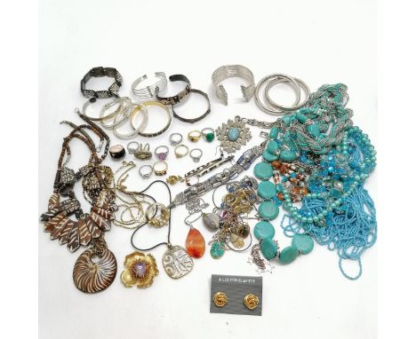 Qty of costume jewellery inc unmarked silver bangle, turquoise bead necklace, fashion rings etc - SOLD ON BEHALF OF THE NEW B