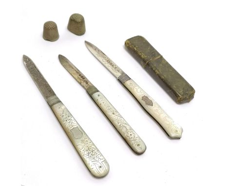 3 x antique silver mother of pearl fruit knives - longest 13.5cm and has original (a/f) card sheath t/w 2 x antique thimbles