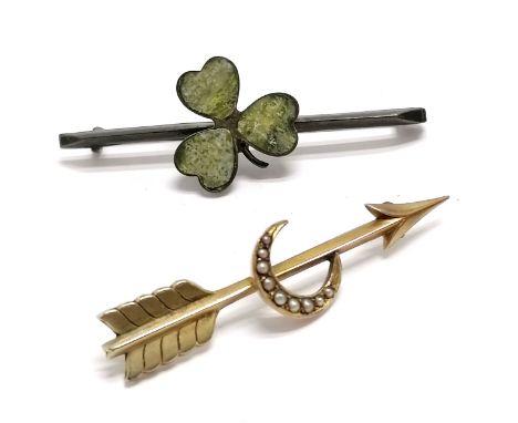 Unmarked gold arrow design brooch set with pearl (4.5cm &amp; 1.9g - has metal pin) t/w sterling silver Irish shamrock stone 