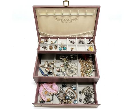 Vintage brown jewellery box containg qty of mostly costume jewellery + 2 silver cabochon brooches &amp; hand carved portrait 