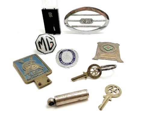Qty of automobilia inc MGA chromed vent, balloon tyre gauge, Rolls Royce tie pin, 2 x AA keys etc 