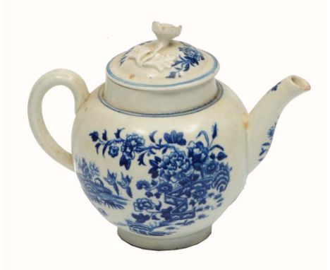 AN 18TH CENTURY WORCESTER BLUE AND WHITE TEAPOT, printed with a variation of the Willow pattern, the cover with rose finial, 