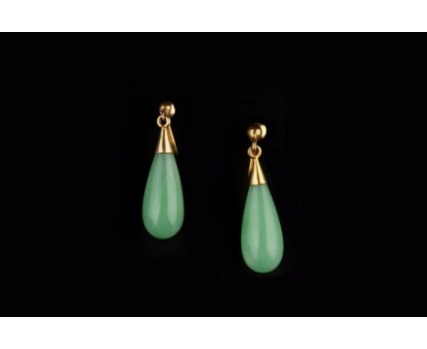 A JADE BEAD NECKLACE, comprising a single strand of graduated jade beads, measuring approximately 4.6mm to 9.2mm in diameter,