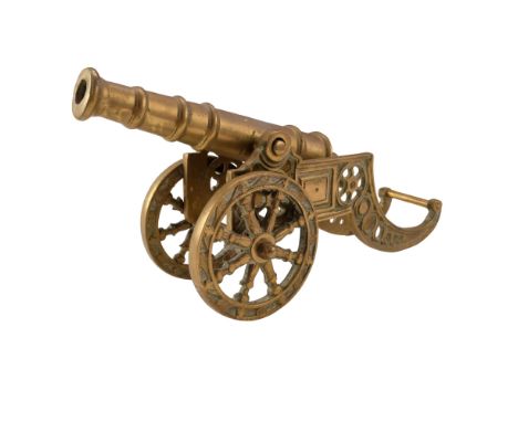 A late 19th / early 20th Century brass scale model cannon, 42 x 8.5 x 21 cm