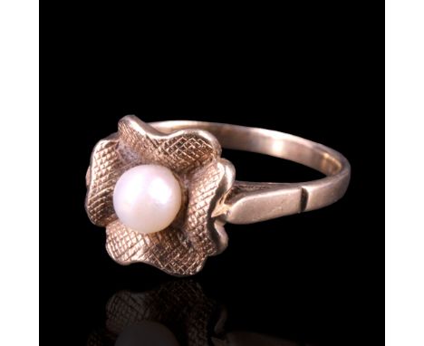 A pearl "four leaf clover" finger ring comprising a central pearl of 4 mm diameter, set within four textured leaves on a 9 ct