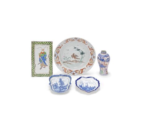 A VARIED GROUP OF EXPORT WARESKangxi to 18th centuryComprising: a polychrome enamelled dish decorated with a falcon on a rive