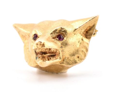A hallmarked 9ct gold and ruby fox head brooch pin. The hallmarked 9ct yellow gold brooch pin in the form of a fox's head hav