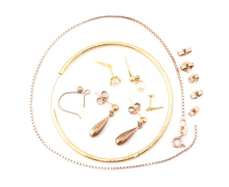 A collection of 9ct gold jewellery and fragments. The lot to include a single hallmarked 9ct gold hoop earring, hallmarked wi