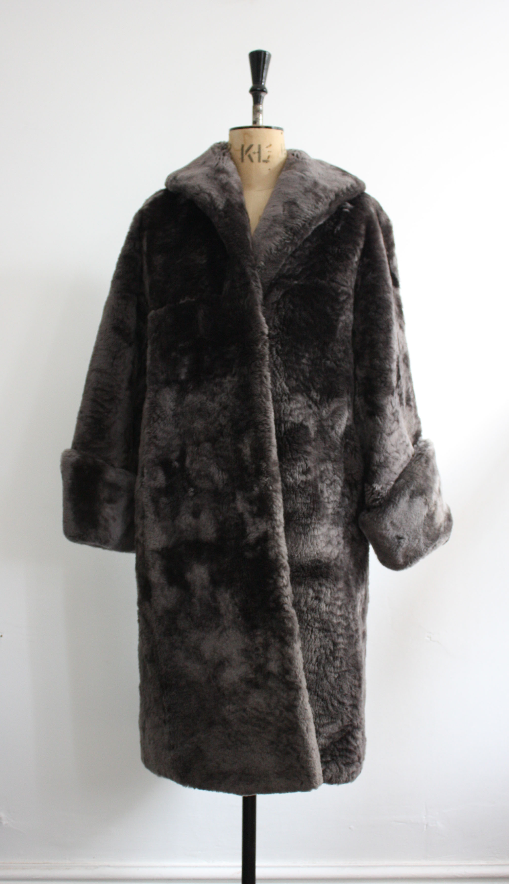 Vintage 1950s luxurious grey beaver lamb fur coat by 'De Bella'. Size ...