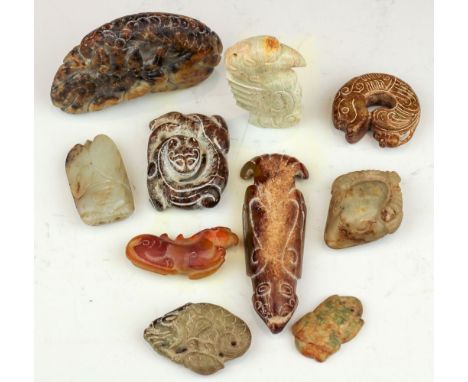 Zehn Hartsteinschnitzereien  China Verschiedene Darstellungen. U. a. Zikade, Widderkopf, Fisch, gewundener Drache und Fabelti