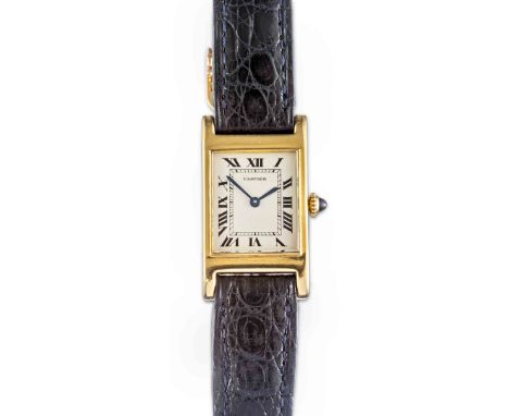 Cartier-Vintage-Tank-Armbanduhr  Gold. Hochrechteckiges Gehäuse mit je vier seitlichen Verschraubungen. Helles Zifferblatt be