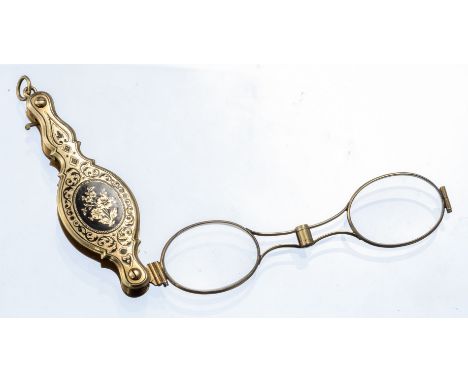 Historismus-Lorgnette  Vergoldet. Medaillonform, teilweise mit schwarzem Email. L. ca. 7,5 cm. (60068)