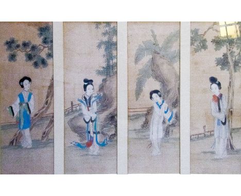 Hofdamen in Gartenlandschaft unter Baum  China Vier Malereien auf Seide. Je 58×20 cm. Sammel-R. (56140)