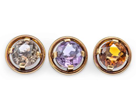 Drei Knöpfe  585/f. Gold. Verschieden ausgefasst mit Citrin und Amethyst in Scherenschliff. D. ca. 1,5 cm. Gew. zus. ca. 9 g.
