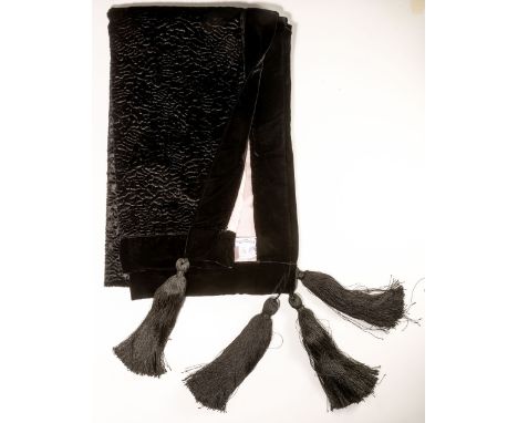 Stola für Abendgarderobe - Christian Dior, Paris  Schwarze Samtstola in Persianer-Optik. Umlaufend von einem etwa 6 cm breite