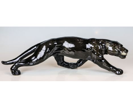 Schleichender schwarzer Panther  Goebel, Oeslau Steingut. Naturalistisch bemalt. L. 51,5 cm. Klebeetikett. (60034)