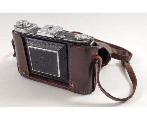 A Zeiss Ikon camera, cased 