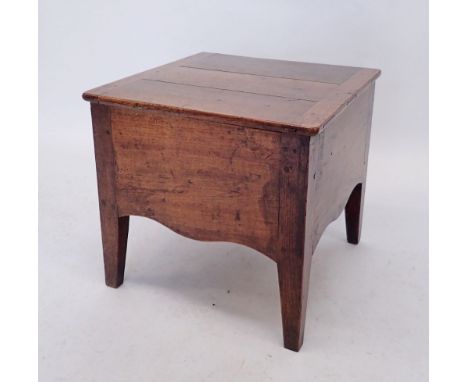 A 19th century oak commode with rise top and original white china liner, 47 x 48 x 45cm 