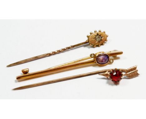 A 9 carat gold bar brooch and two stick pins, 4.6g total weight 