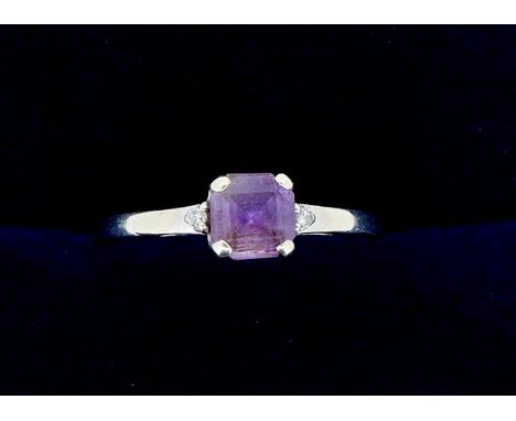 A 9 carat gold amethyst and chip diamond ring, size K to L, 1.3g 