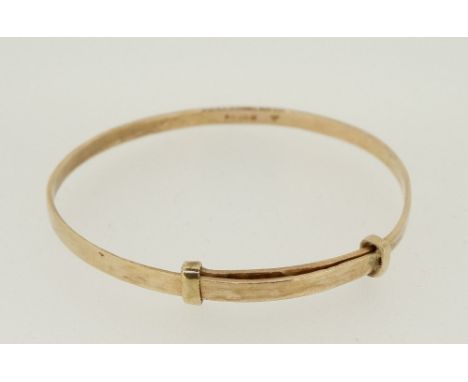 A 9 carat gold christening bangle, 5.8g 
