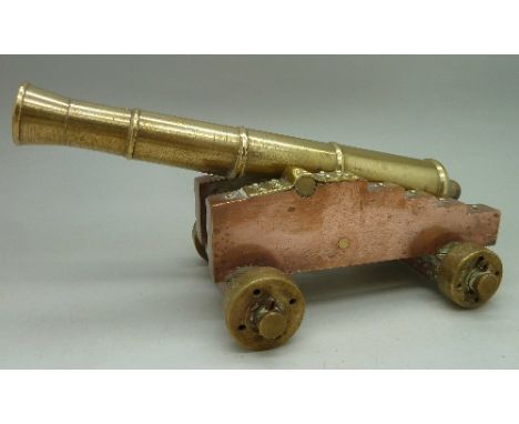 A copper and brass model cannon, length of barrel 19cm