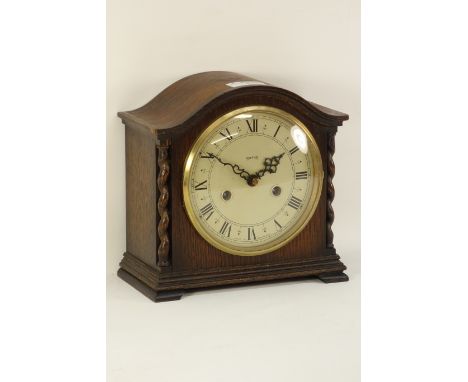Smiths early 20th century oak cased mantel clock barley twist supports, H22cm CLOCKS & BAROMETERS - as we are not a retailer,