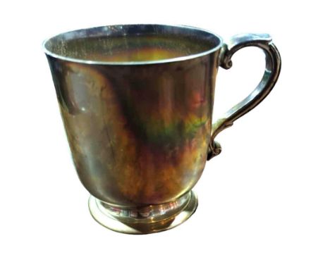 A silver mug, with scroll capped handle, on footed base, William Hutton & Sons Ltd, Birmingham, 1927, 8.5cm high, 6.93 oz