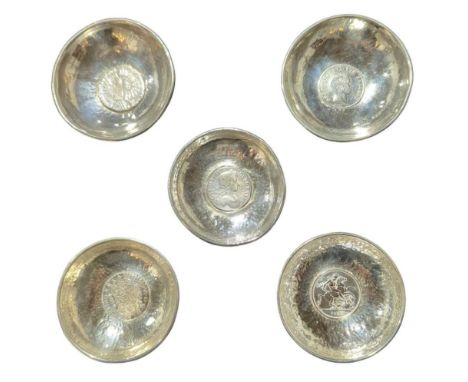 Four contemporary silver coin-set dishes, various dates and makers, each of circular form with planished decoration (10.4oz) 