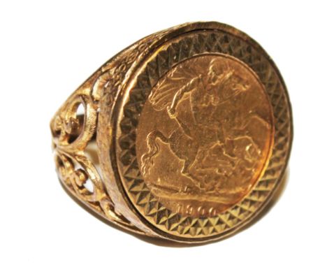 A 9 carat gold sovereign ring 9.3g