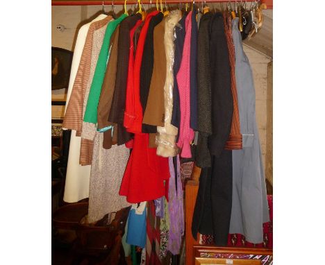 Vintage Clothing: Good quantity of ladies' vintage clothing, inc. 1960s/1970s tweedy skirt, suits, jackets, fitted coats etc.