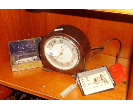 Smiths electric bakelite cased mantle clock, a vintage razor and a Poldark tin ingot medallion