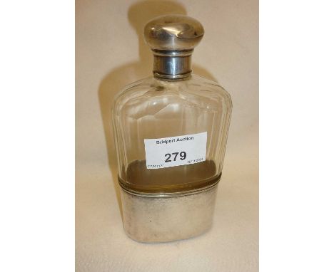 Silver and glass hip flask hallmarked for London 1913, makers mark rubbed. Split to lid unaffecting use, approx 15.5cm high 