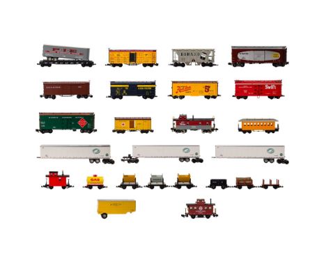 Model Train G Scale Car Assortment  (25) items including an MTH #70-77005 NYC Pacemaker caboose #19328, a Charles Ro Manufact