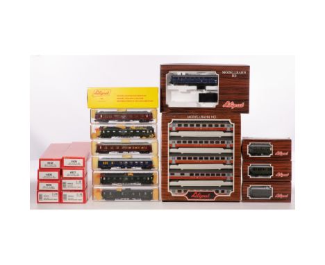 Rivarossi Model Train HO Scale Assortment  (20) items including passengers cars #261, (2) #267, #294 F, #295 F2, #295 F3, #81