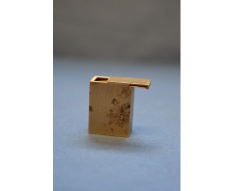 A 9ct gold engine turned pill box, 2.5cm x 2cm, 13.9g. 