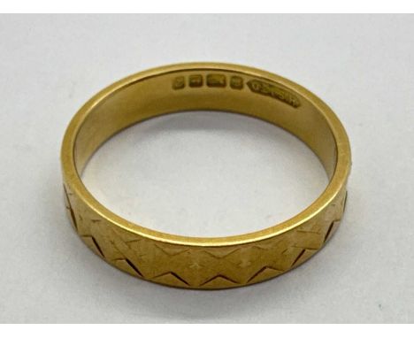 An 18ct Gold Textured Wedding Band, with cross panel design (finger size N1/2) (3.2grams).