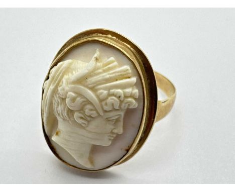 A Vintage 9ct Gold Carved Shell Cameo Panel Ring, the oval panel depicting the portrait of a lady, within minimalist style su