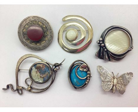 A Collection of "925" and Other Brooches, to include Art Nouveau style hardstone inset, Modernist style, mother of pearl pane