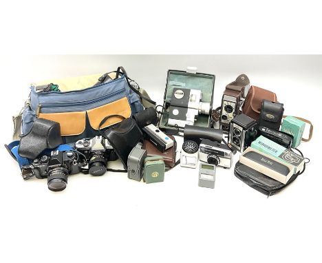 Vintage and later cameras and accessories including Yashica FX-D camera body with Yashica 'ML 28mm 1:2.8' lens, various light