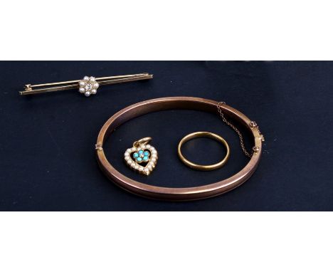 A 22ct gold wedding band, 3g; an 18ct gold turquoise pearl set heart shaped pendant, 2g, a 9ct gold pearl and diamond set bar