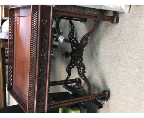 A reproduction mahogany Gallery table with four pillar legs united by a carved stretcher.