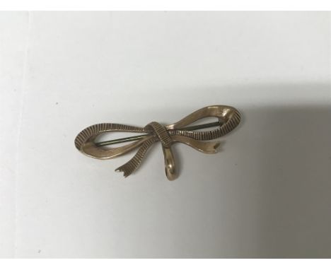 A 9 ct gold brooch in the form of a bow 3.5 grams in total