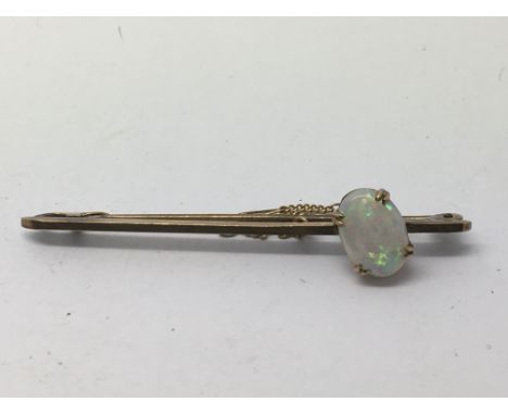 An 18ct gold opal brooch, approx 2.3g.