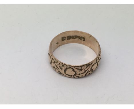 A 9ct gold ring with a patterned edge, approx 4.1g and approx size R-S.