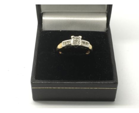 A 9ct gold ring set with diamonds, approx 3g and approx size L-M.